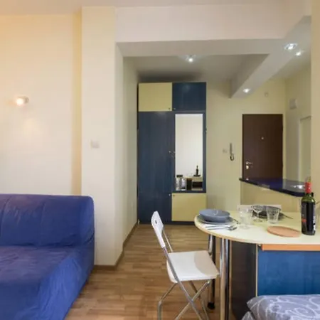 Apartment Top Center Night & Cultural! *